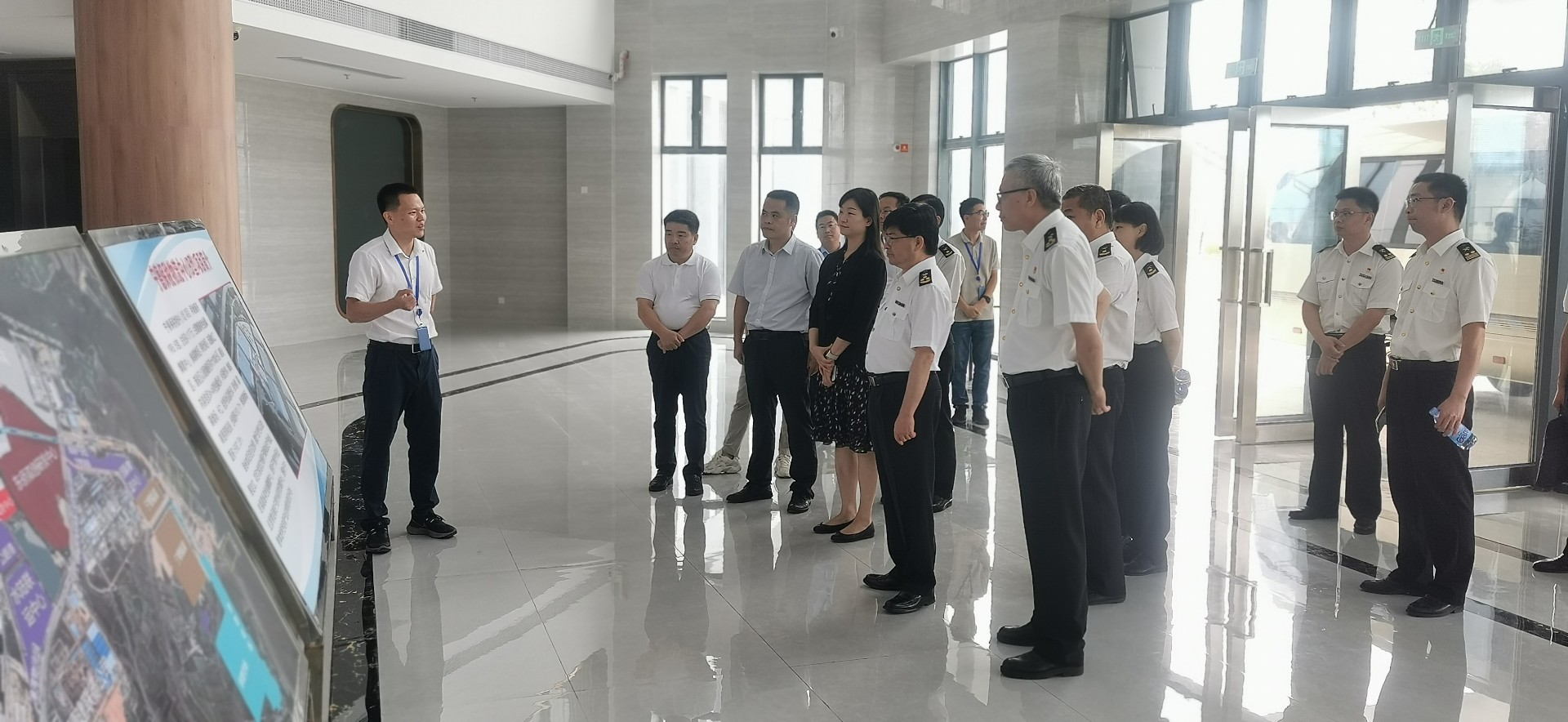 海關(guān)總署自貿(mào)司司長潘城一行蒞臨寧德國際物流中心項目調(diào)研，周桂芳拍攝1.jpg