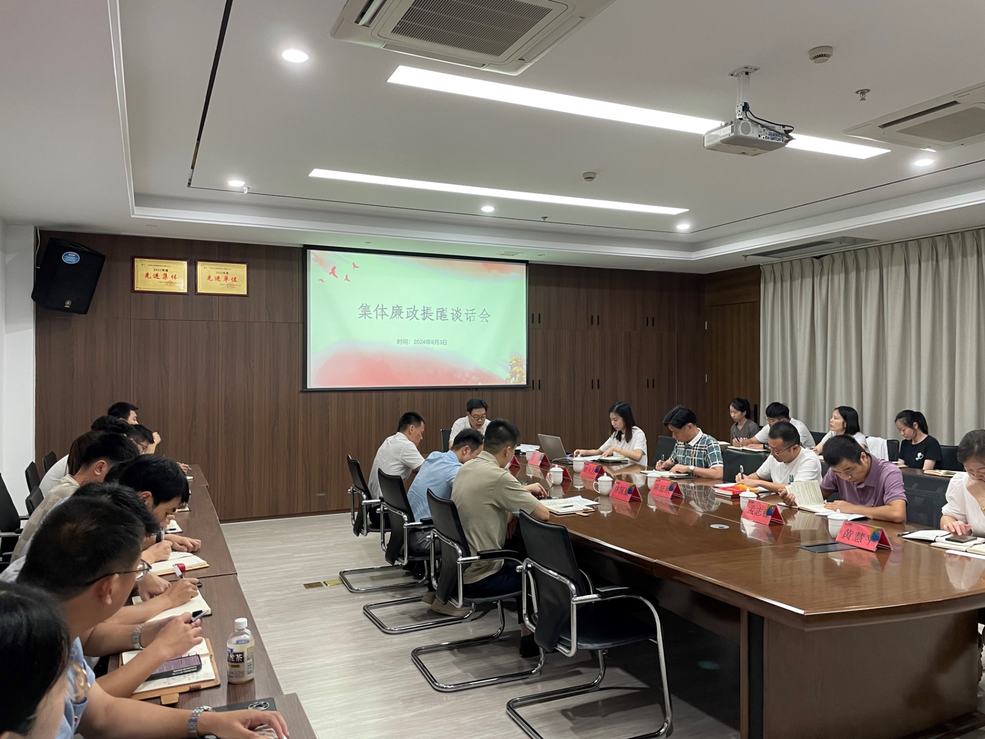 市交投集團(tuán)領(lǐng)導(dǎo)深入市交投物流集團(tuán)市交投勘察設(shè)計(jì)公司開展聯(lián)系點(diǎn)工作，葉嵐清拍攝2.jpg